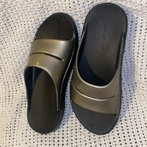 OOFOS Luxe Slide Sandal